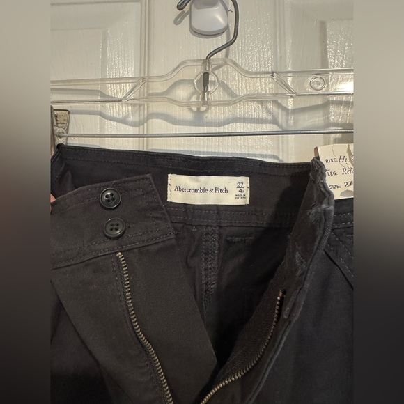 Abercrombie Women's Relaxed Cargo Pant. New, tags on. 

Color: BLACK - Picture 6 of 7